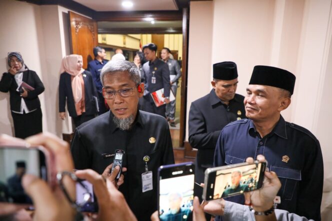 
					Sekda Jateng Sumarno saat Rapat Paripurna DPRD Jateng, menyampaikan dukungan untuk program SPPG pesantren dan MBG, Semarang, 27 Mei 2025. (Kredit: Syahidan)  

