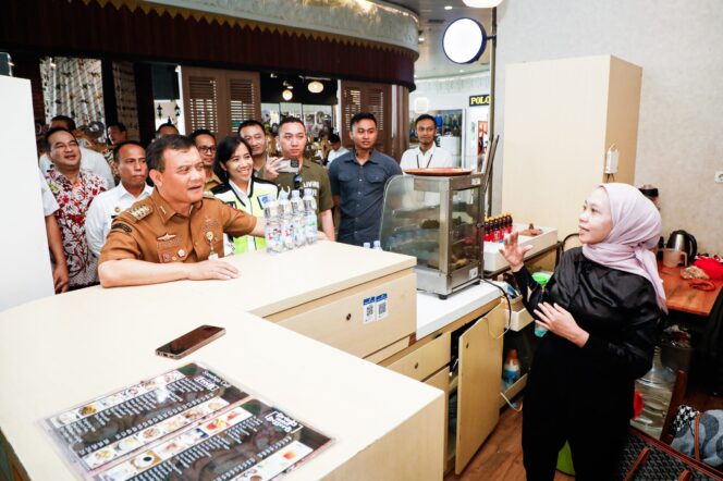 
					Gubernur Jawa Tengah Ahmad Luthfi meninjau terminal keberangkatan internasional di Bandara Jenderal Ahmad Yani, Semarang, pada Senin, 28 April 2025, bersama stakeholder terkait. (Foto: Zulkarnain)

