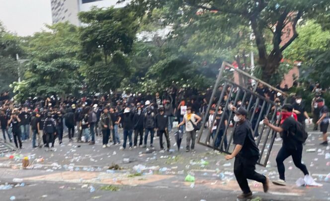 
					Polda Jateng Bubarkan Kelompok Anarko Yang Ganggu Aksi Damai Mayday