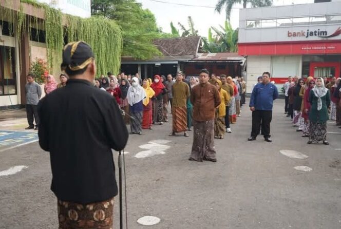 
					Peringati Hardiknas 2025, Karyawan Sekda Trenggalek Kompak Kenakan Pakaian Adat Jawa