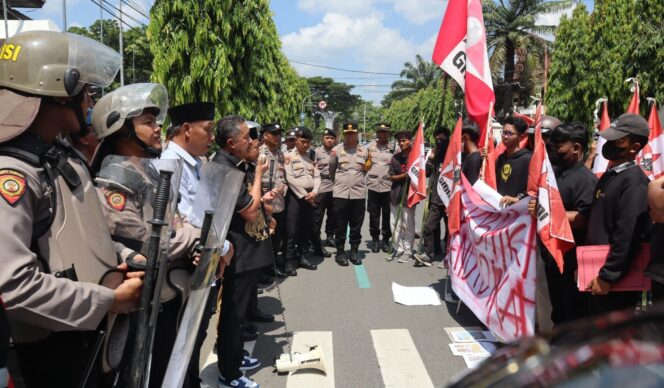 
					GMNI Gelar Aksi Damai di Depan Gedung Dewan Trenggalek