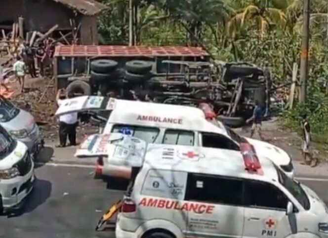 
					Kecelakaan Maut Truk Seruduk Angkot di Kalijambe Purworejo, 11 Orang Tewas