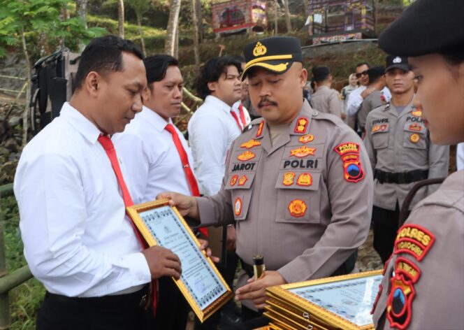 
					22 Personil Polres Wonogiri Diganjar Penghargaan: Termasuk Ungkap Kasus Pembunuhan Berencana di Dusun Brubuh