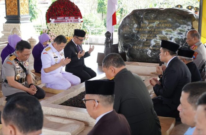 
					Jelang HUT ke-60 Lemhanas RI, Gubernur Lemhannas Ziarah ke Makam Bung Karno