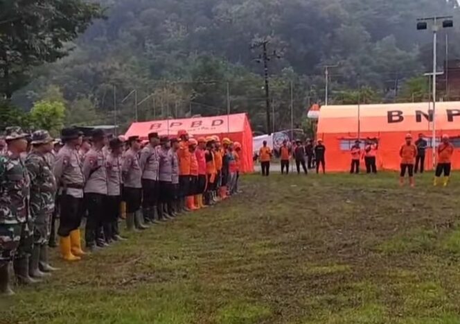 
					Hari Ketiga, Petugas Gabungan Kembali Lanjutkan Pencarian Korban Longsor di Depok Trenggalek