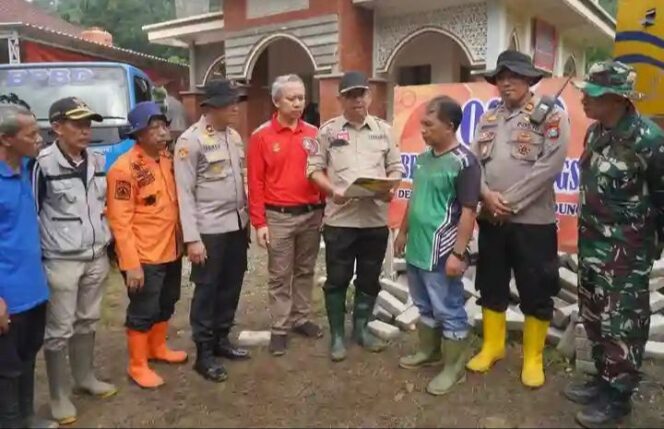 
					Pemkab Trenggalek Beri Santunan Keluarga Korban Tanah Longsor di Desa Depok