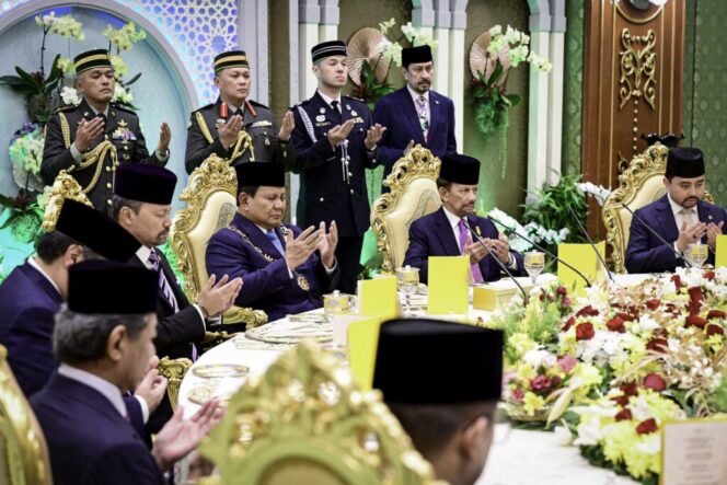 
					Suasana hangat penuh kehormatan menyelimuti Dewan Persantapan Diraja, Istana Nurul Iman, Bandar Seri Begawan, saat Sultan Haji Hassanal Bolkiah Mu’izzaddin Waddaulah menjamu Presiden Republik Indonesia Prabowo Subianto dan delegasi dalam santap siang kenegaraan, Rabu, 14 Mei 2025. (Foto: BPMI Setpres)
