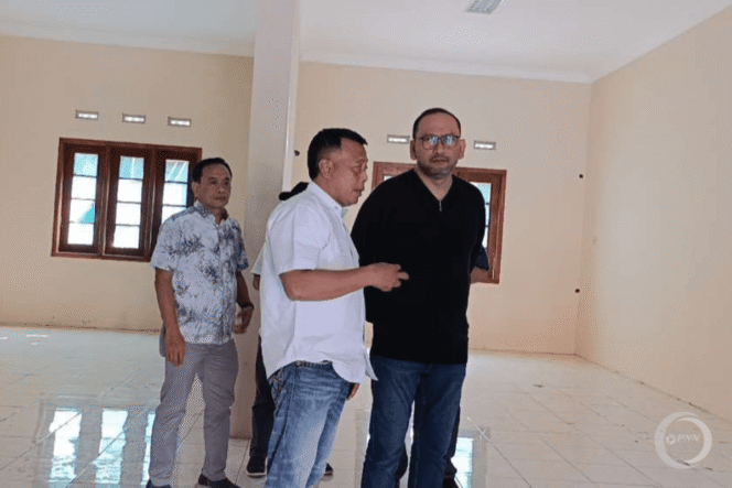 
					Bupati Ponorogo, Sugiri Sancoko mendampingi Sekjen Kemensos, Robben Rico melihat gedung sentra IKM Tambakbayan untuk dijadikan gedung transit sekolah rakyat, Kamis sore (1/5/2025) (Foto: Ist.)