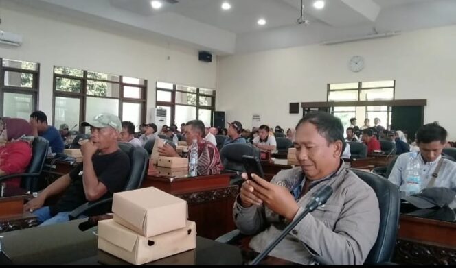 
					Sekitar 200 warga yang tergabung dalam Paguyuban Cinta Pracimantoro (PCP) mendatangi gedung DPRD Wonogiri, Rabu (14/5/2025) (Foto: Irfandy/bwc)

