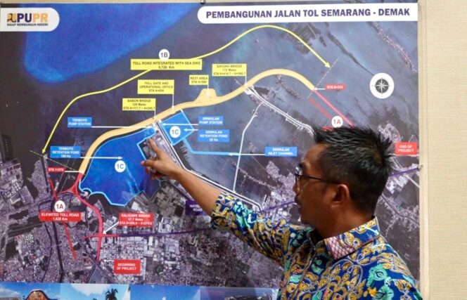 
					Progres pembangunan Tol Semarang-Demak Seksi 1 di Terboyo, Semarang, yang terintegrasi dengan tanggul laut dan kolam retensi, 4 Juni 2025. (Foto: Zulkarnain)

