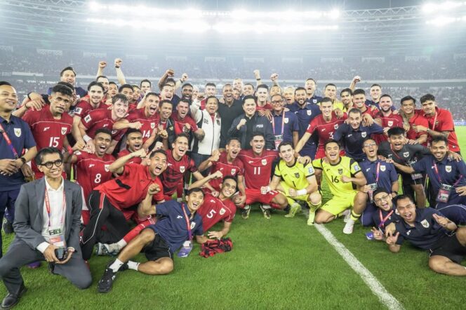 
					Presiden Prabowo Subianto bersama pemain Timnas Indonesia usai kemenangan 1-0 atas China di Stadion Utama Gelora Bung Karno, Jakarta, Kamis (5/6/2025). (Foto: @99propaganda)
