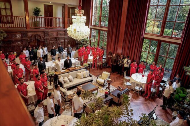 
					Presiden Prabowo Subianto bersama pemain dan pelatih Timnas Indonesia saat acara makan siang di Kertanegara, Jakarta, Jumat (6/6/2025), usai kemenangan atas Tiongkok. (Foto: @prabowo)

