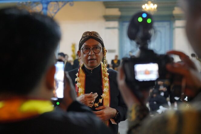 
					Menteri Kebudayaan Republik Indonesia, Fadli Zon, menghadiri prosesi Kirab Malam 1 Suro yang diselenggarakan oleh Keraton Kasunanan Surakarta Hadiningrat pada Jumat dini hari (27/6). (Foto: @fadlizon)