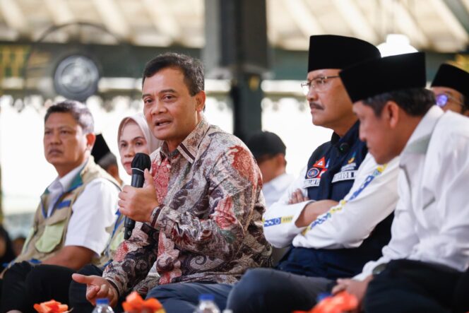 
					Gubernur Jateng Ahmad Luthfi dan Menteri Sosial Syaifullah Yusuf saat kunjungan kerja di Wonosobo, bahas Sekolah Rakyat, 1 Juni 2025. (Foto: Zulkarnain)

