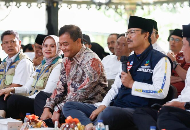 
					Menteri Sosial Syaifullah Yusuf dan Gubernur Jateng Ahmad Luthfi dalam pertemuan pilar kesejahteraan sosial di Wonosobo, 1 Juni 2025. (Foto: Zulkarnain)

