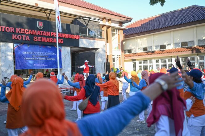 
					Ratusan lansia di Kecamatan Pedurungan, Semarang, mengikuti senam sehat dalam Peringatan HLUN ke-29 dan peluncuran Program Kecamatan Berdaya, Sabtu (7/6/2025). (Foto: Syahidan)

