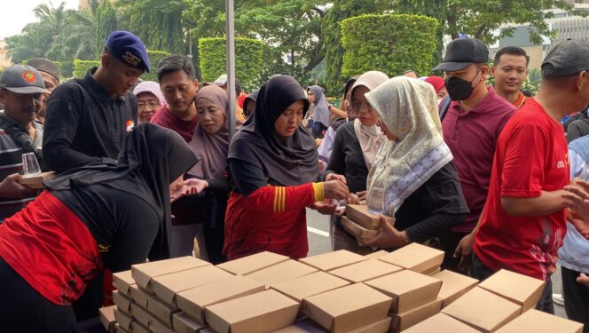 
					Polda Jateng Bagikan 1.700 Porsi Makanan Gratis Saat Car Free Day di Semarang