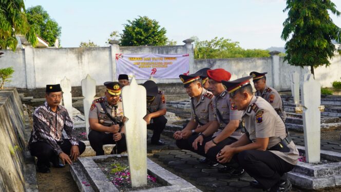 
					Polres Wonogiri Tabur Bunga di Makam Pahlawan Sambut Hari Bhayangkara Ke-79