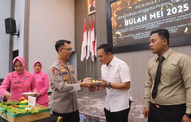 
					Kapolres Trenggalek Potong Tumpeng Rayakan Ultah Bagi 59 Anggotanya