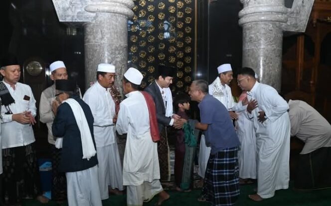 
					Bupati Mochamad Nur Arifin Shalat Idul Adha di Masjid Agung Baiturrahman