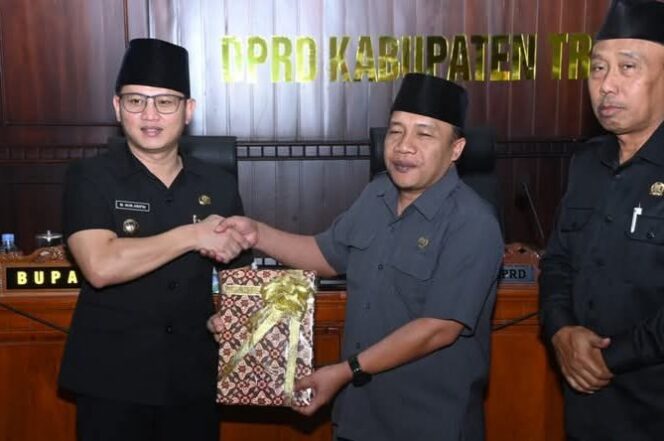 
					Bupati Trenggalek Serahkan Nota Penjelasan Ranperda RPJMD 2025-2029 ke DPRD