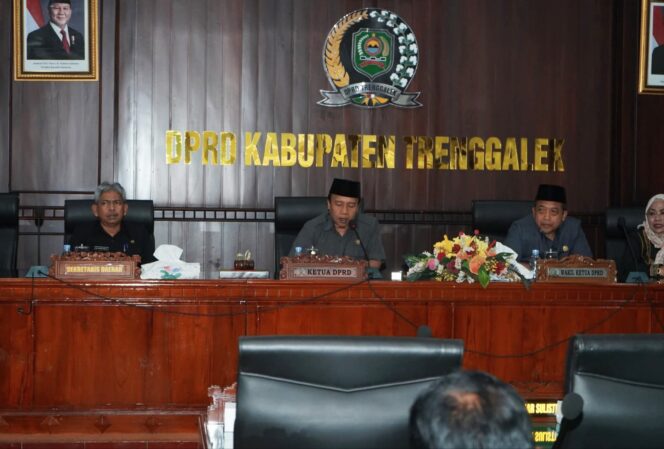 
					Sekda Edy Supriyanto Wakili Bupati Dengarkan Pandangan Umum Fraksi DPRD Atas Nota Ranperda LKPJ Bupati APBD 2024 dan RPJMD Kabupaten Trenggalek 2025-2029