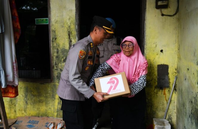 
					Peduli Warga Pesisir, Polda Jateng Salurkan 210 Paket Bansos di Kampung Nelayan Tambakrejo
