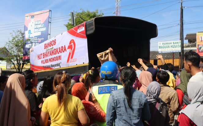 
					Peringati Hari Bhayangkara ke-79, Polres Wonogiri Bagikan Paket Sembako di Pracimantoro