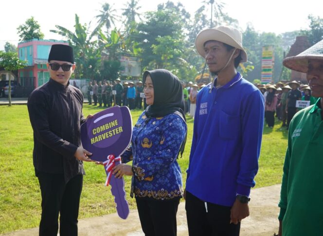 
					Bupati Trenggalek Serahkan Alsintan dan Penghargaan Kepada Poktan Berprestasi 