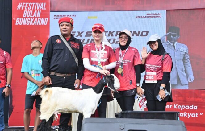 
					Novita Hardini Bagikan 3000  Beasiswa Kepada Peserta TGX Soekarno Run 2025