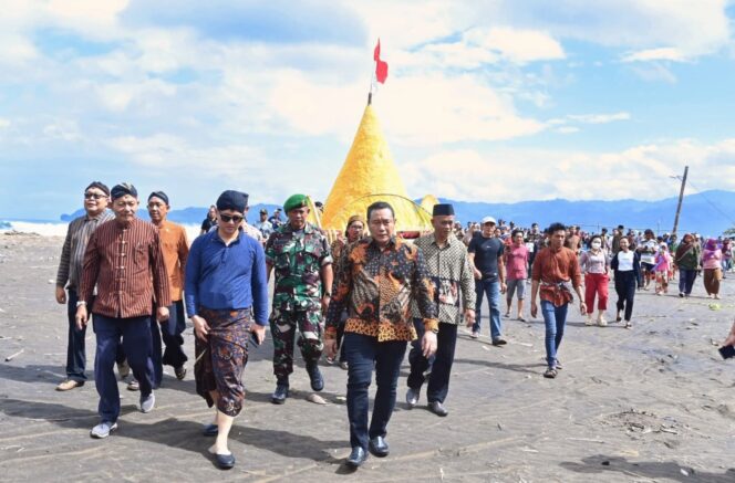 
					Mas Ipin Apresiasi Pelestarian Adat Labuh Laut Pantai Konang Trenggalek