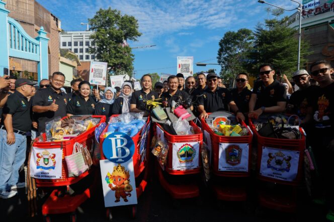 
					Gubernur Jawa Tengah, Ahmad Luthfi, memimpin kirab troli sebagai penanda pembukaan Soloraya Great Sale (SGS) 2025 di kawasan Car Free Day (CFD) Jalan Slamet Riyadi, Kota Surakarta, Minggu (29/6/2025).  (Foto: Zulkarnain)

