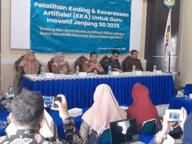 
					Dinas Pendidikan Kabupaten Ponorogo menggelar pelatihan Koding dan Kecerdasan Artifisial (KKA) untuk Guru Inovatif 2025, bekerja sama dengan Lembaga Penyelenggara Diklat (LPD) Aswaja Nusantara Career Development Center, Mlangi, Yogyakarta. Bertempat di aula SMPN 1 Ponorogo, pelatihan ini berlangsung selama lima hari mulai Selasa (1/7/2025). (Foto: Humas Dindik Ponorogo)

