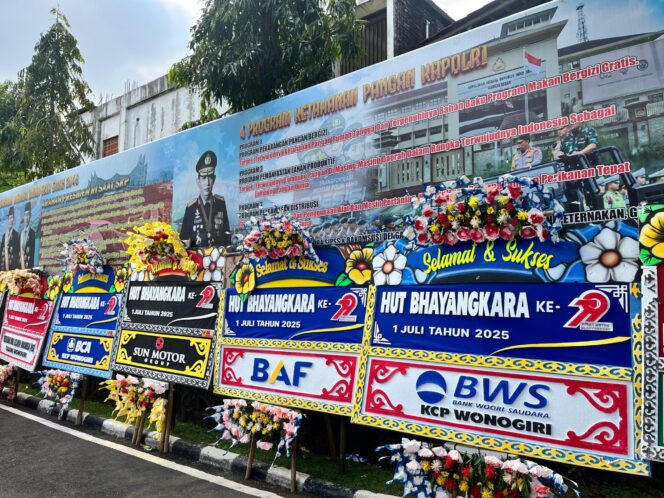 
					Karangan Bunga Banjiri Halaman Polres Wonogiri di HUT Bhayangkara ke-79