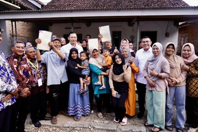 
					Lampaui Target Penyelesaian PTSL, Menko AHY dan Wamen Ossy Serahkan Sertipikat Masyarakat Kabupaten Pacitan