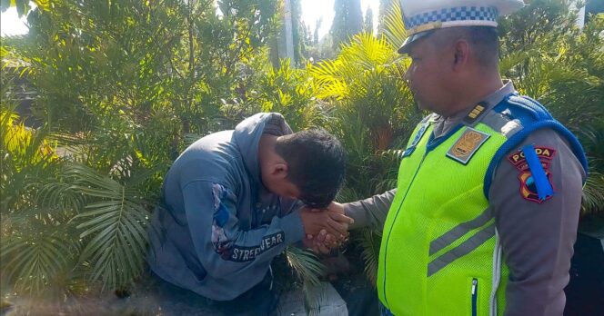 
					Pelanggar Lalu Lintas Ini Berterima Kasih Hingga Cium Tangan Polisi, Ini Alasannya