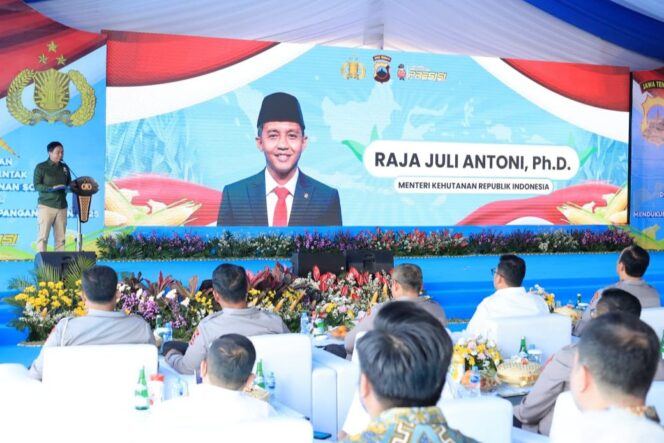 
					Menhut Serahkan SK Perhutanan Sosial Kepada Kelompok Tani