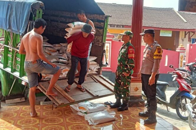 
					Ribuan Warga di Bulukerto Terima Bantuan Pangan dari Pemerintah, Polres Wonogiri Kawal Ketat
