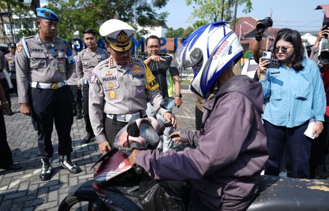 
					Hari ke-11 Ops Patuh Candi 2025, Polda Jateng Menindak 54 Ribu Pelanggar Lalu Lintas