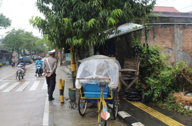 
					Yuk Simak, Trotoar Adalah Hak Bagi Pejalan Kaki Bukan Keperluan Lain