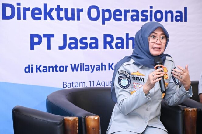 
					Plt. Direktur Utama Jasa Raharja, Dewi Aryani Suzana, memberikan arahan dalam pembinaan operasional di Kantor Wilayah Kepulauan Riau, Batam, 12 Agustus 2025. (Foto: Jasa Raharja)

