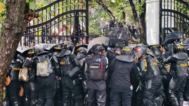 
					Eskalasi Aksi Unjuk Rasa di Pati Meningkat, Brimob Lintas Ganti Kendalikan Pengamanan