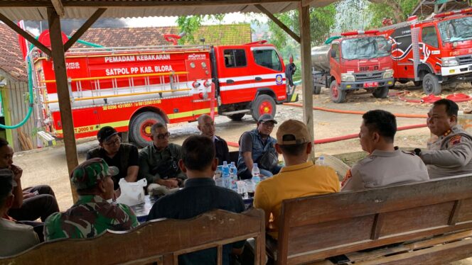 
					Tim Gabungan Berupaya Padamkan Kebakaran Sumur Minyak di Bogorejo Blora