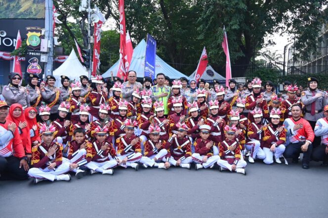 
					Jajaran Korlantas Polri dan Jasa Raharja serta perwakilan komunitas berpose bersama para penyandang disabilitas korban kecelakaan. Kegiatan ini merupakan wujud komitmen bersama untuk menekan angka kecelakaan di Indonesia. (Foto: Jasa Raharja)