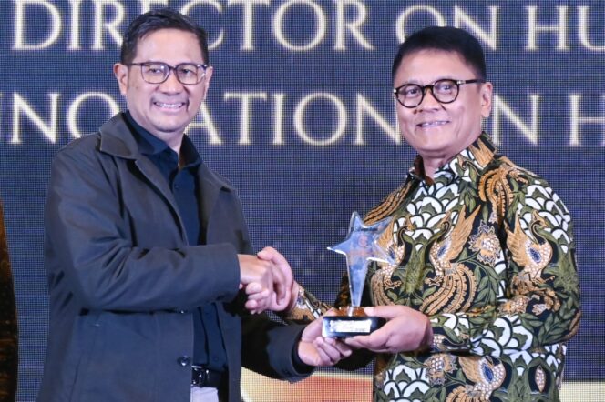 
					Direktur SDM dan Umum Jasa Raharja, Rubi Handojo, (tengah) menerima dua penghargaan sekaligus pada ajang BEST Human Capital Award 2025 di Jakarta. (Foto: Jasa Raharja)