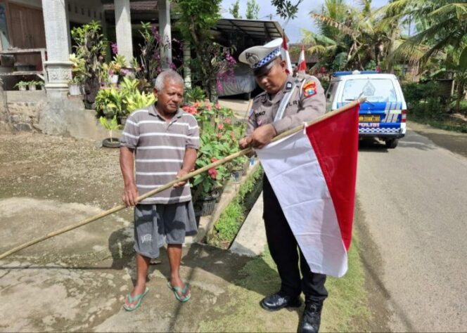 
					Polres Trenggalek Bagikan Ratusan Bendera Merah Putih di HUT ke-80 RI 