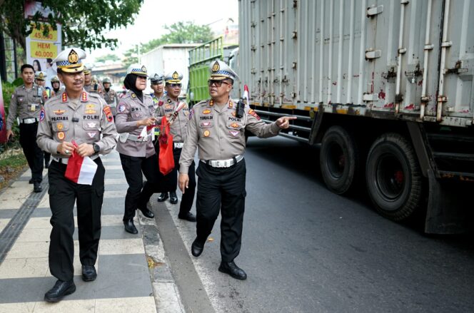 
					Sambut HUT ke-80 RI: Ditlantas Polda Jateng Bagikan Bendera Merah Putih