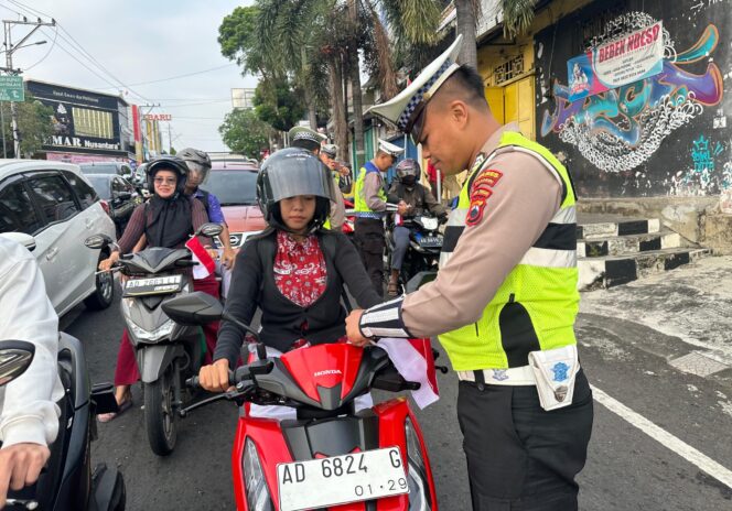 
					Gelorakan Semangat Merah Putih di Jalan Raya, Polantas Wonogiri Bagikan 500 Bendera Jelang HUT ke-80 RI