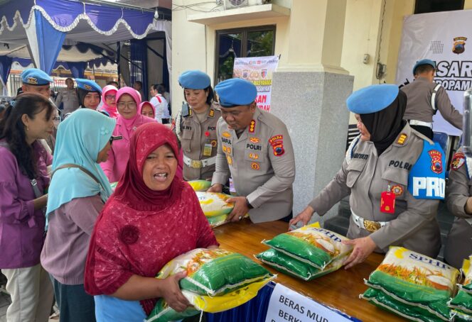 
					Bidpropam Polda Jateng Gelar Gerakan Pangan Murah di Polsek Jaten, Karanganyar