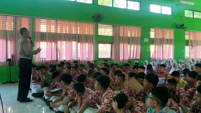 
					Sat Lantas Polres Wonogiri Gelar Dikmas Pelajar Untuk Bangkitkan Semangat NKRI dan Deteksi Dini Kelompok Anarko